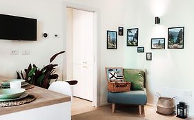 Shades Of Lake - Green Apartment
